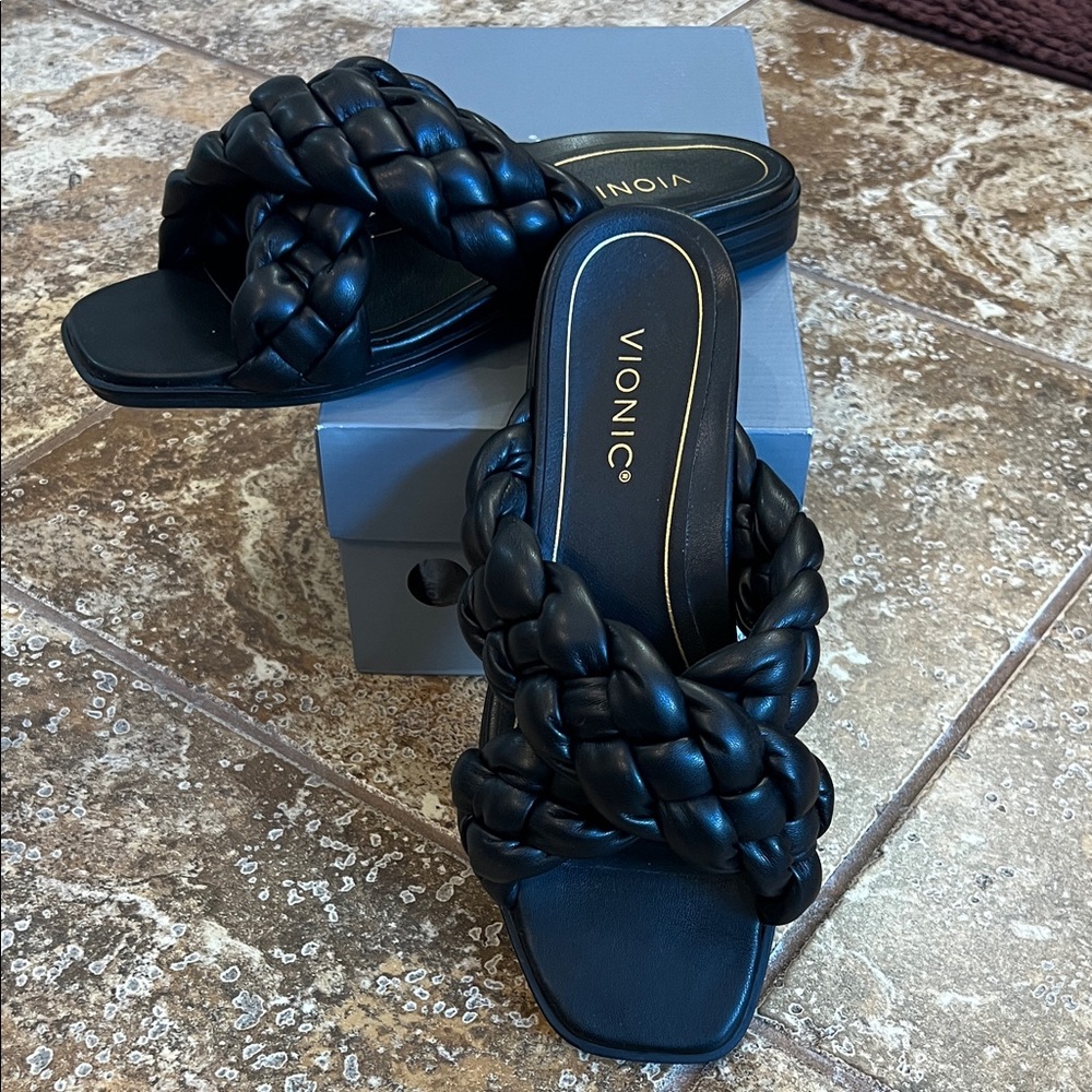 Vionic Women's Elegant Black Braided Flat Sandals size 9